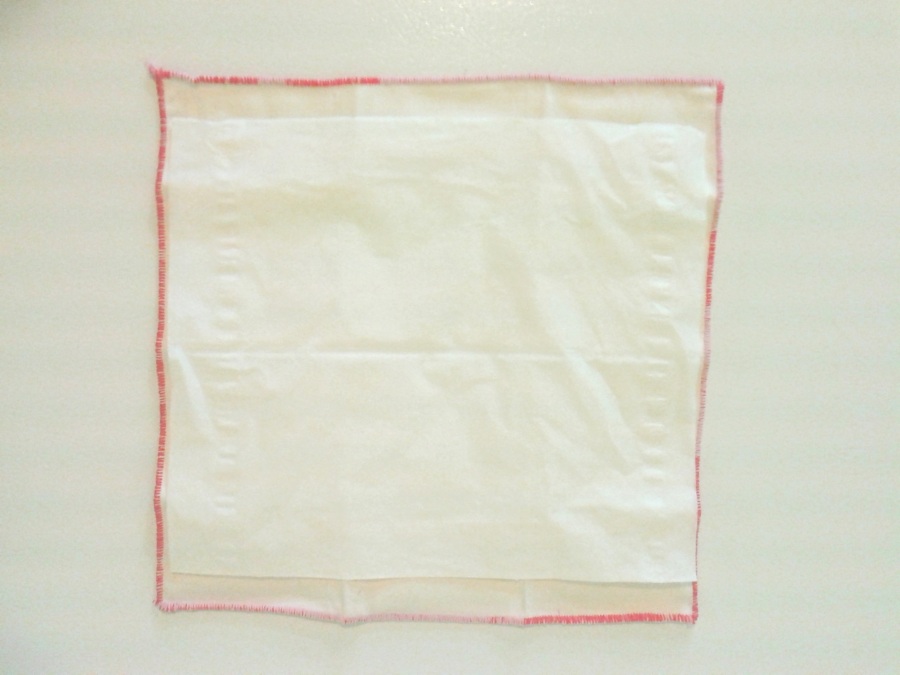 Pour donner une idée de la grandeur, j'ai mis un mouchoir en papier par dessus celui en tissus. Même plus petits que les mouchoirs réguliers d'Öko créations, ils sont tout de même plus grands que les jetables que j'utilisais.